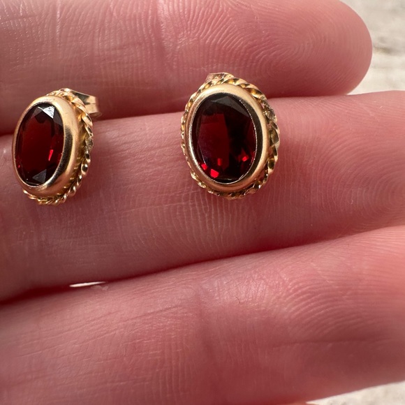 Vintage 10k Yellow Gold Garnet Post Back Earring - Picture 2 of 6